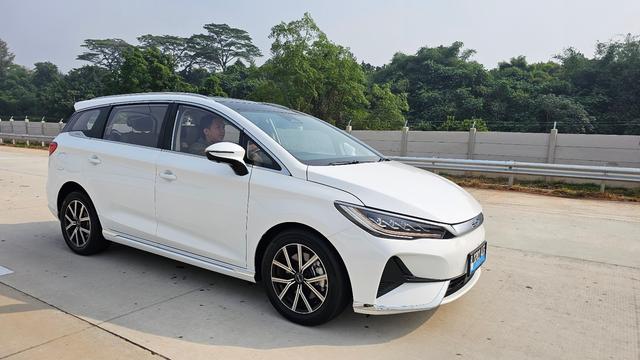 BYD Jamin MPV Listrik M6 Dimuati Full 7 Penumpang Tetap Aman