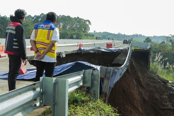 Tol Bocimi Longsor: Panther Nyaris Jeblos, Xenia Masuk Jurang 15 Meter