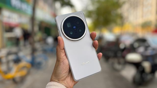 Potret Kesibukan Warga Beijing dengan Lensa Portrait Vivo X200 Pro