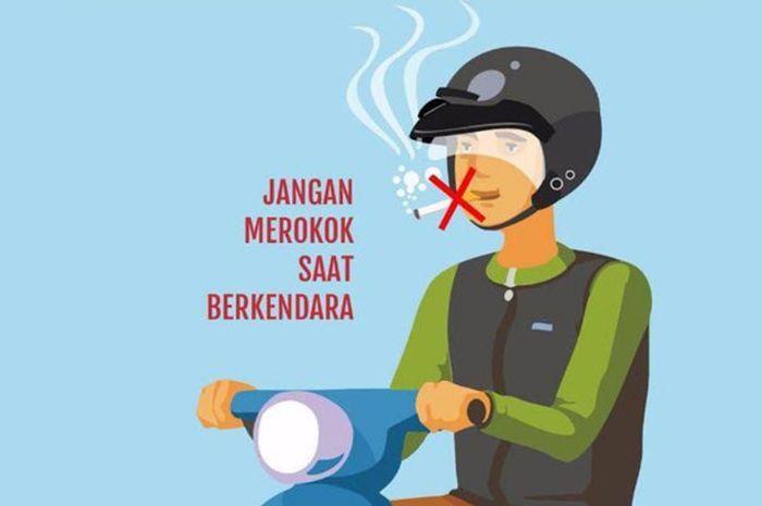 Nikmatnya Merokok Sambil Naik Motor