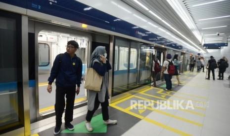 Hari Pertama Uji Coba MRT, Penumpang Keluhkan Sinyal Buruk