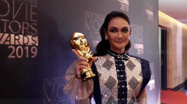 Dari Polosan Hingga Jadi Supermodel, Intip 5 Transformasi Luna Maya yuk!